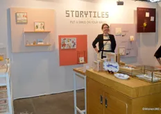 Eigenaresse Marga van Oers bij de zelfontworpen wandtegels van Storytiles. "StoryTiles maakt kunst op tegels. Elk design heeft zijn eigen miniatuurverhaal met een grappige twist, waarin oud en nieuw in elkaar worden verweven.”